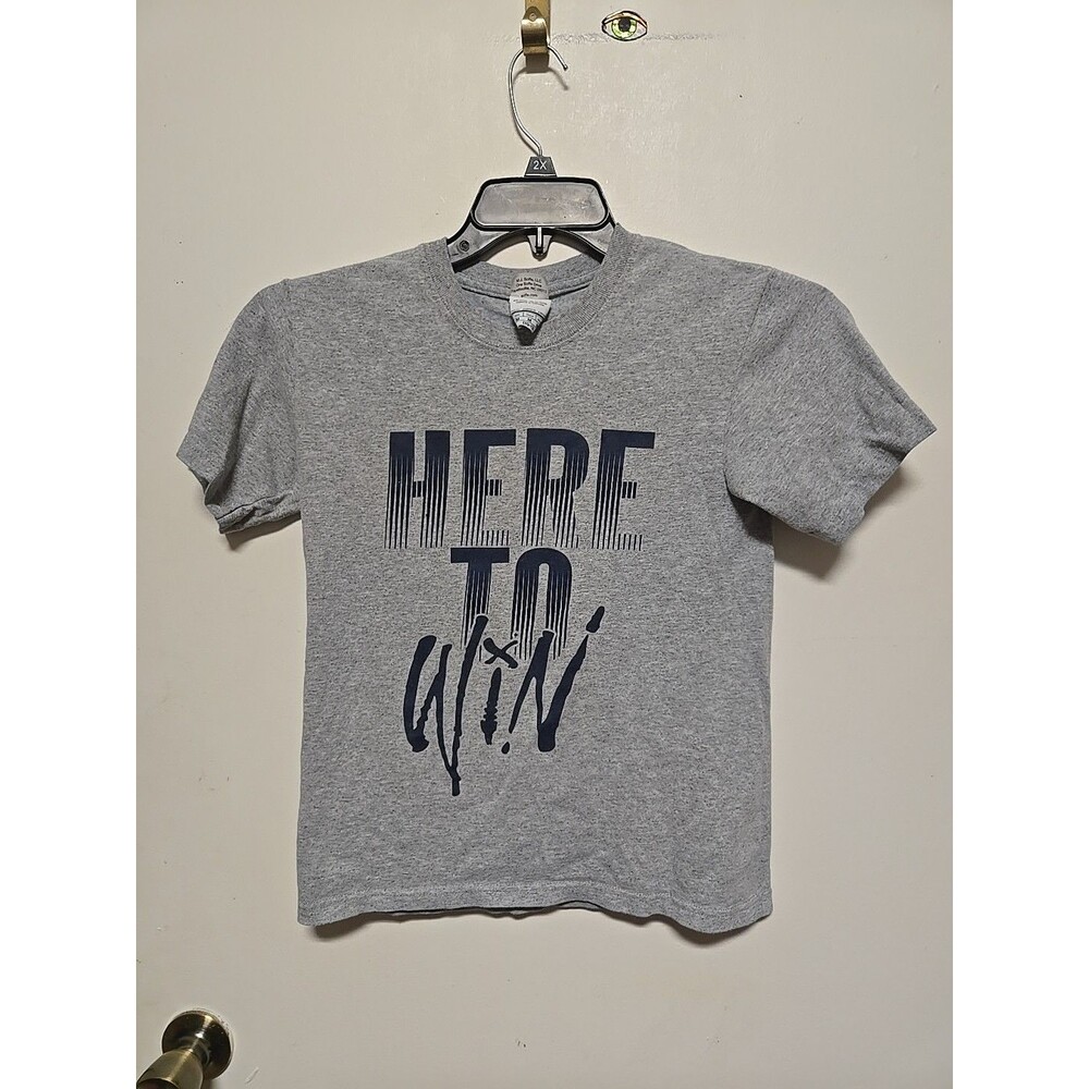 Under Armour Here to Win Short Sleeve T-Shirt LOOSE FIT BOYS medium